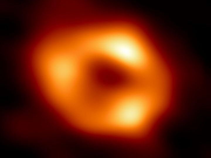 A  Sagittarius A*  a galaxis középpontjában (az Eseményhorizont Távcső felvétele)